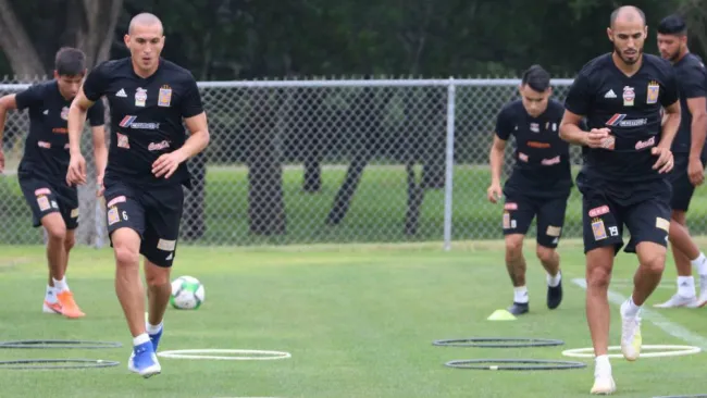 Torres Nilo y Guido Pizarro, durante práctica de Tigres