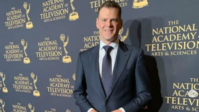 Miguel Gurwitz 'presume' en la alfombra roja su premio Emmy
