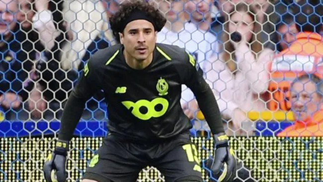 Guillermo Ochoa, durante juego del Standard 