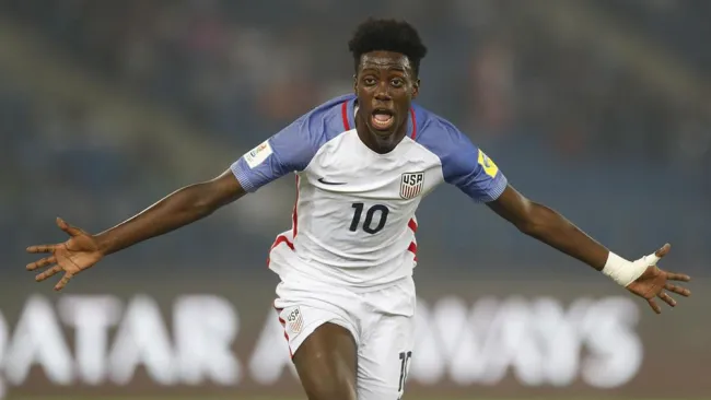 Timothy Weah festeja un gol con Estados Unidos