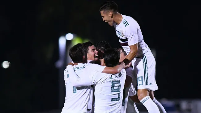 Jugadores del Tri Sub 20 festejan un gol