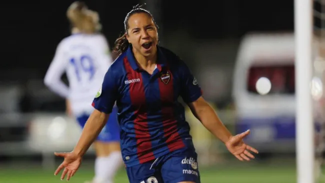 Corral celebra gol con el Levante