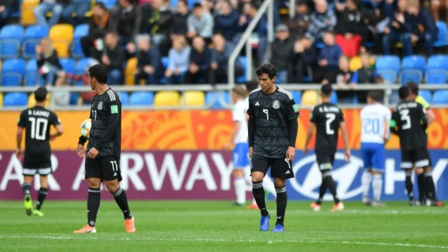 Macías durante el partido contra Italia