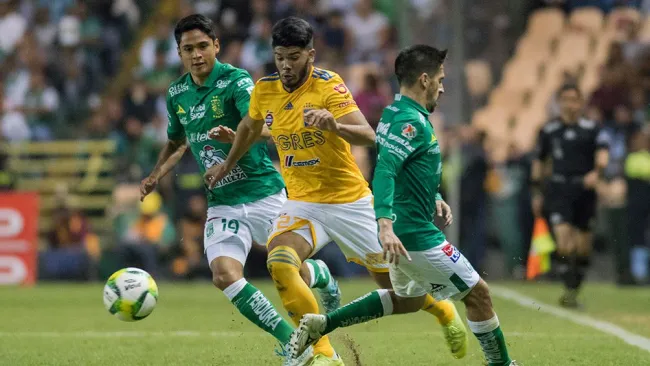 La disputa por el balón en un León vs Tigres