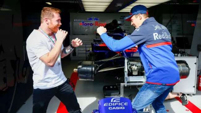 Canelo y Daniil Kvyat se divierte en el garaje de Toro Rosso