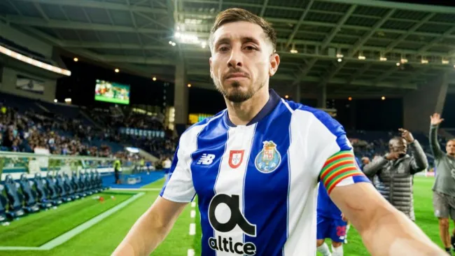 Héctor Herrera, en un juego con los Dragones