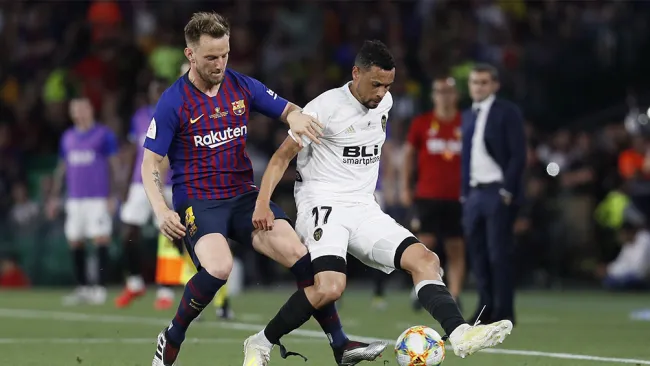 Ivan Rakitic pelea un balón con Francis Coquelin