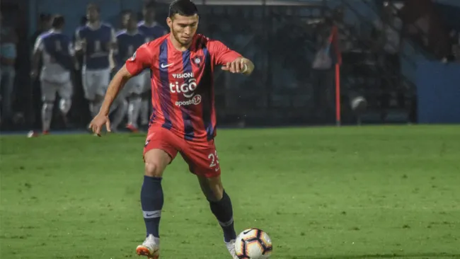Juan Escobar conduce el esférico en un duelo con Cerro Porteño