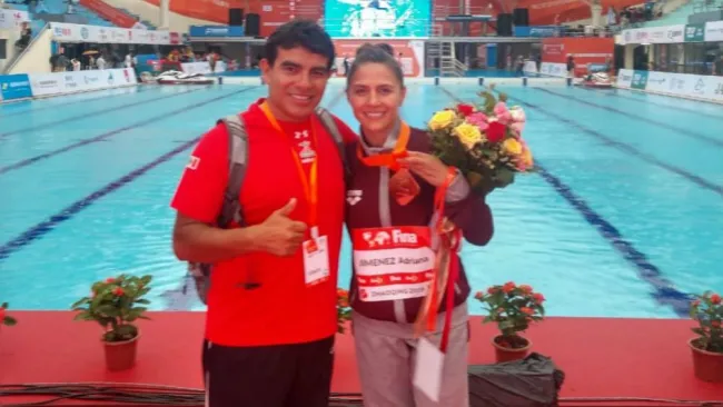Adriana Jiménez posa con su medalla de Bronce