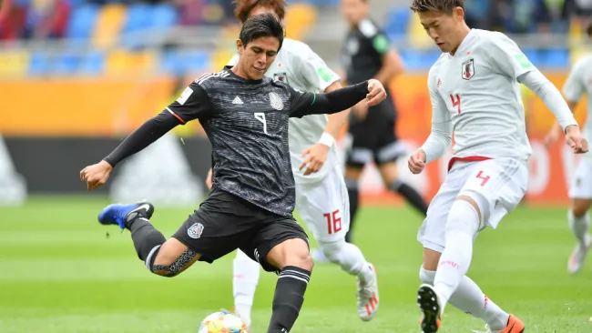 Macías durante el partido contra Japón 