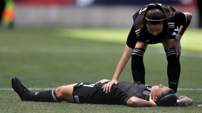 Kiana Palacios se queja tras un choque con Alyssa Naeher