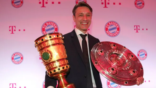 Niko Kovac posa con el trofeo de la DFB-Pokal y la Bundesliga 