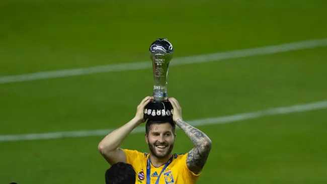 André-Pierre Giganc alza el trofeo de la Liga MX