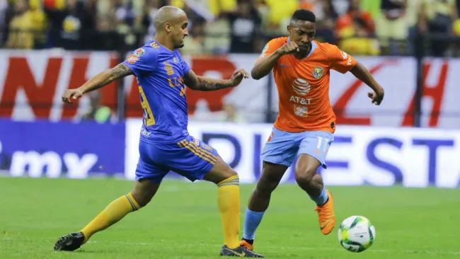 Luis Rodríguez y Andrés Ibargüen disputan un balón