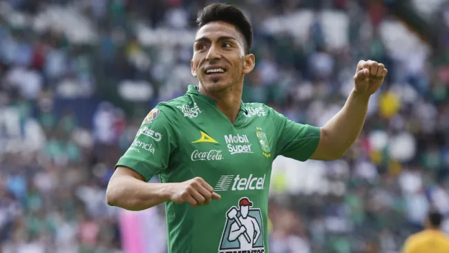 Ángel Mena festeja un gol con el León