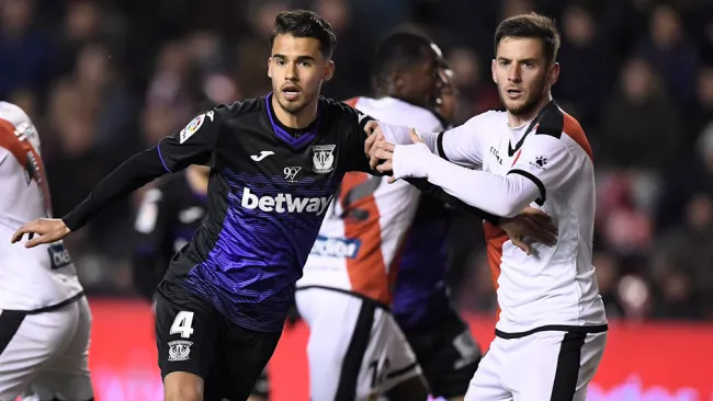 Diego Reyes disputa el balón en un tiro de esquina