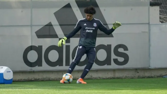 Ochoa golpea el balón en un entrenamiento con el Tri en el CAR