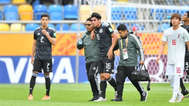 Meraz sale del campo lesionado