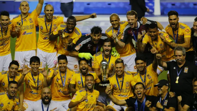 Jugadores de Tigres festejando el título 
