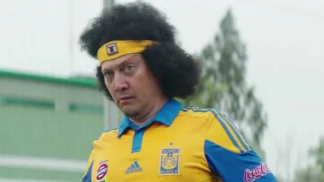 Rob Schneider con la playera de Tigres