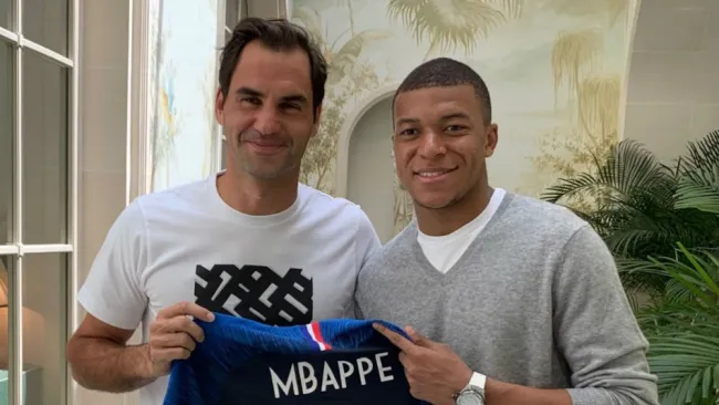 Roger Federer posa junto a Kylian Mbappé