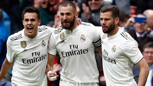 Benzema celebra un gol con el Real Madrid