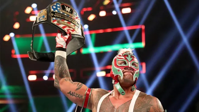 Rey Mysterio sostiene el campeonato de los Estados Unidos