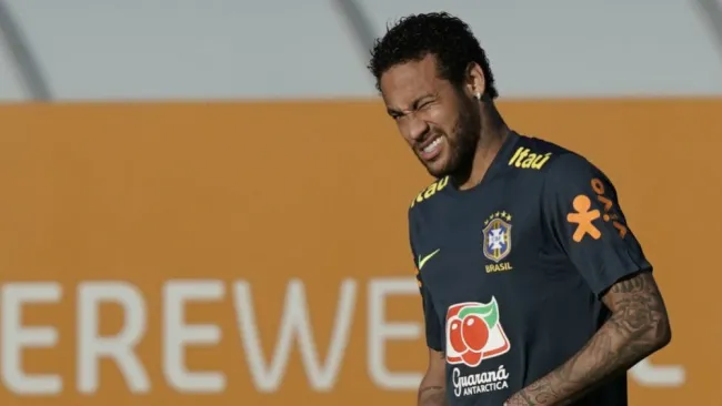 Neymar hace una mueca en el entrenamiento de Brasil