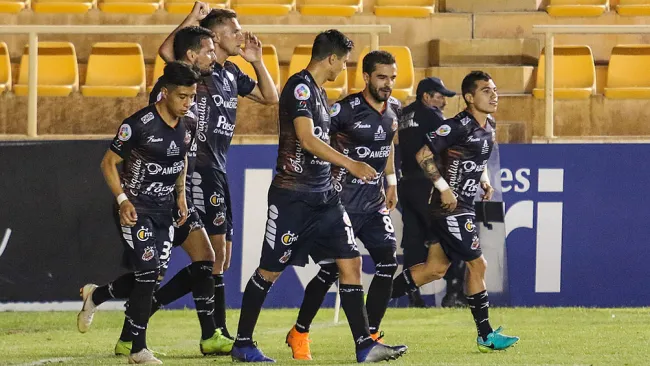 Jugadores de Alebrijes tras una anotación