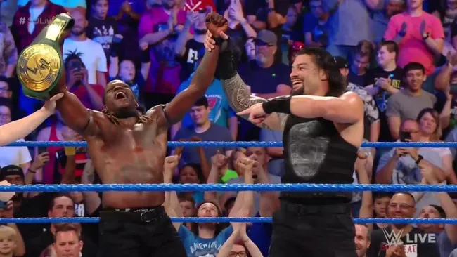 R-Truth festeja tras recuperar el título 24/7