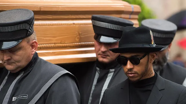 Lewis Hamilton acompaña el ataúd de Lauda