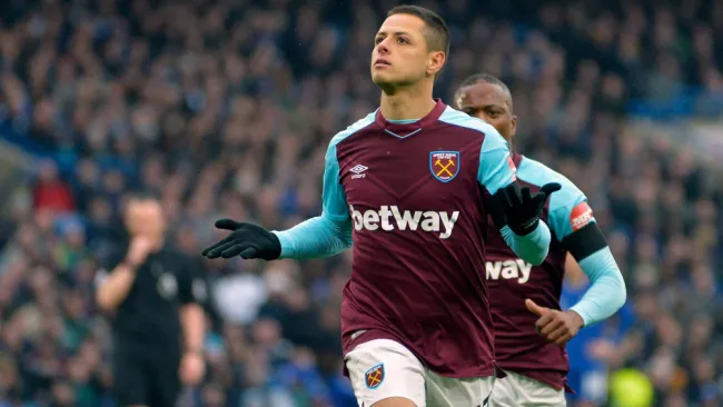 Chicharito celebra un tanto con West Ham en Premier 