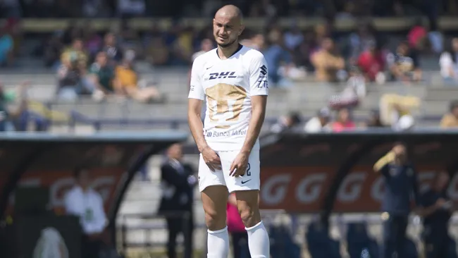 Carlos González, durante un juego de Pumas