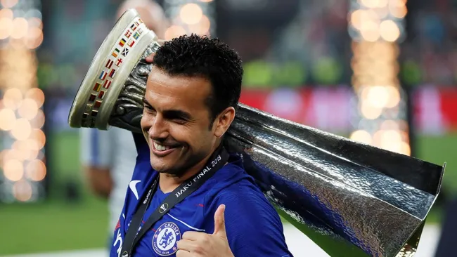 Pedro festeja con el trofeo de la Europa League