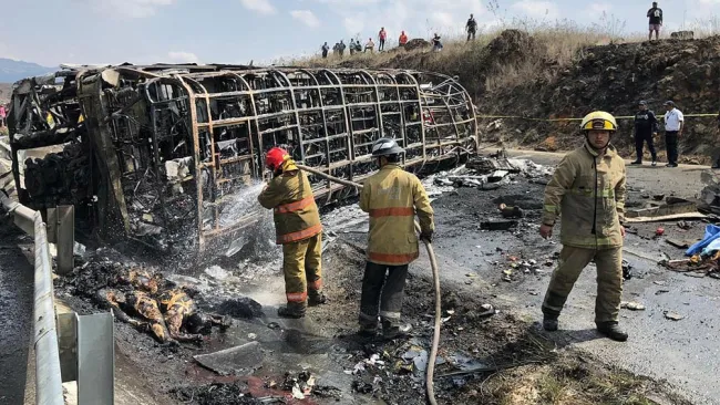 Bomberos controlan el fuego tras el choque entre autobús y trailer
