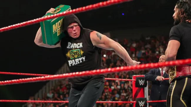 Brock Lesnar porta el maletín como grabadora 