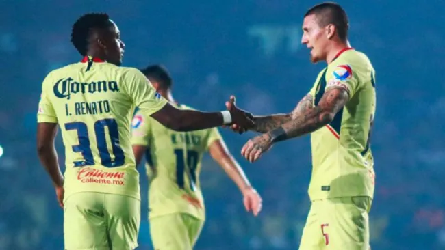 Castillo e Ibarra se saludan tras la anotación de América