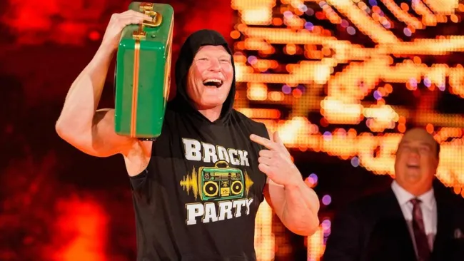 Brock Lesnar hace su entrada al ring 