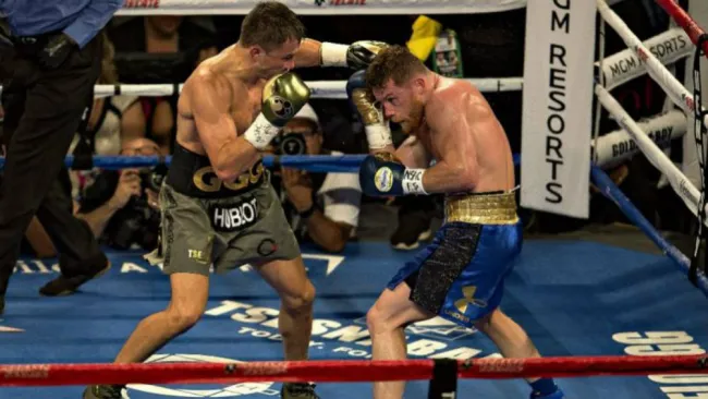 Golovkin lanza un golpe a Canelo en su pelea de 2017 