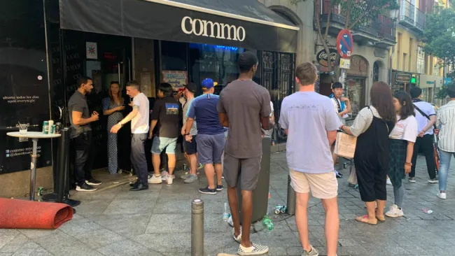 Aficionados esperan entrar a un establecimiento para ver Final de Champions