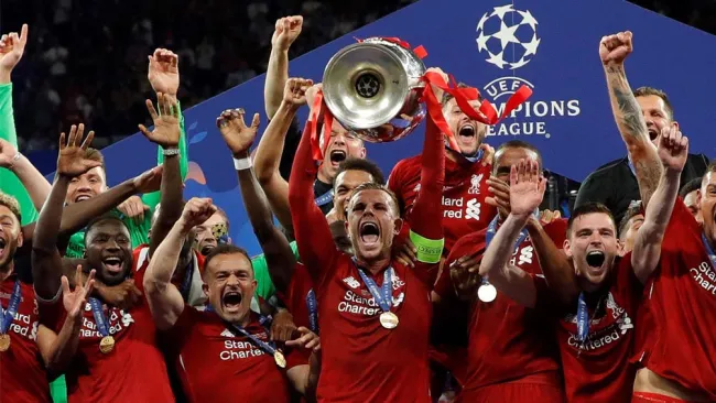 Jugadores del Liverpool levantando el título de la Champions 