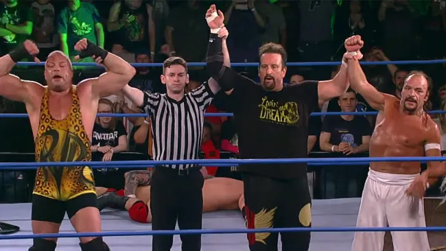 Sabu, RVD y Dreamer festejan en el rign