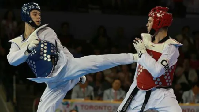 René Lizárraga durante un combate de taekwondo