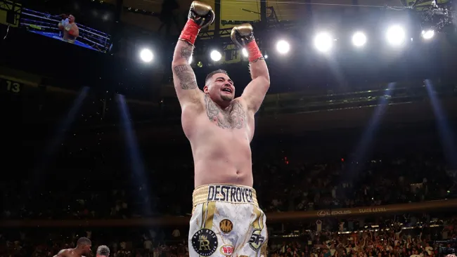 Andy Ruiz festeja tras derrotar a Anthony Joshua