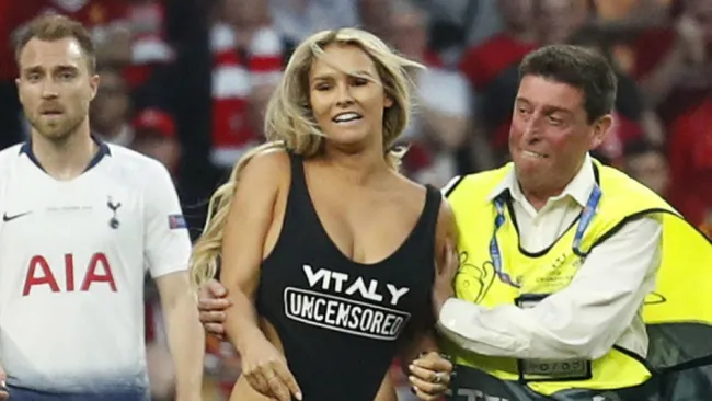 Kinsey Wolanski es retirada del Wanda tras invadir la cancha