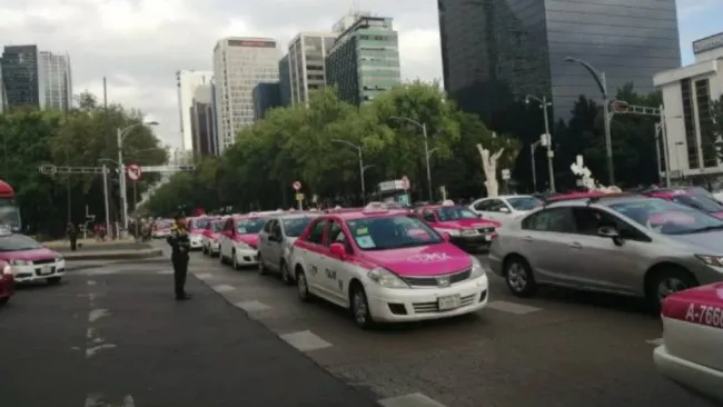 Taxis bloquean vialidades