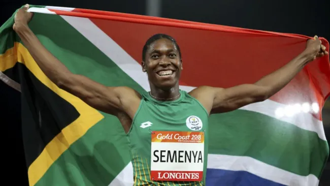 Caster Semenya extiende en su espalda la bandera de Sudáfrica