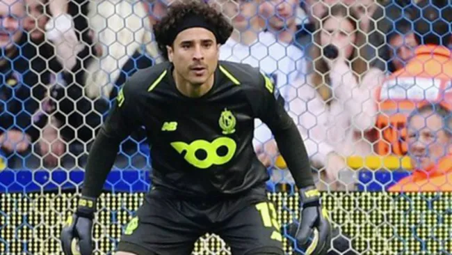 Guillermo Ochoa, durante juego del Standard