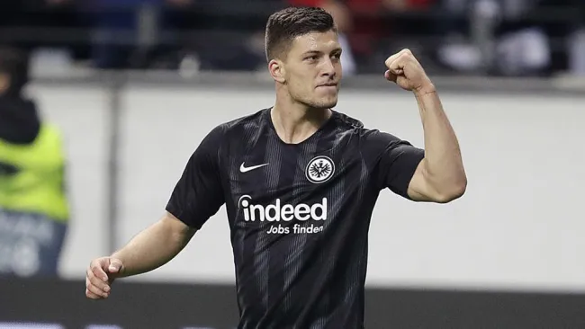 Luka Jovic festeja una anotación en la Bundesliga 