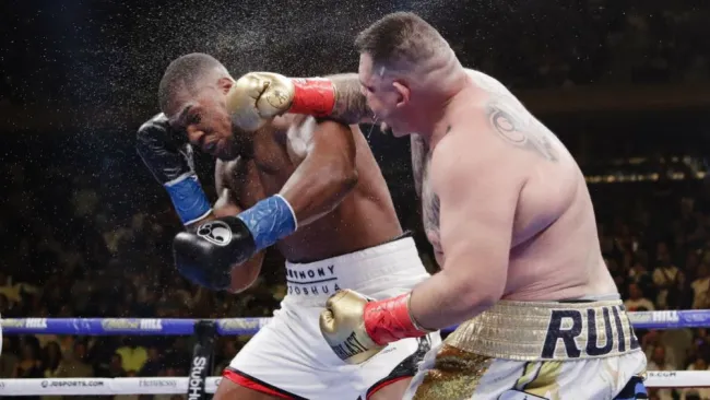 Andy Ruiz lanza un golpe a Anthony Joshua